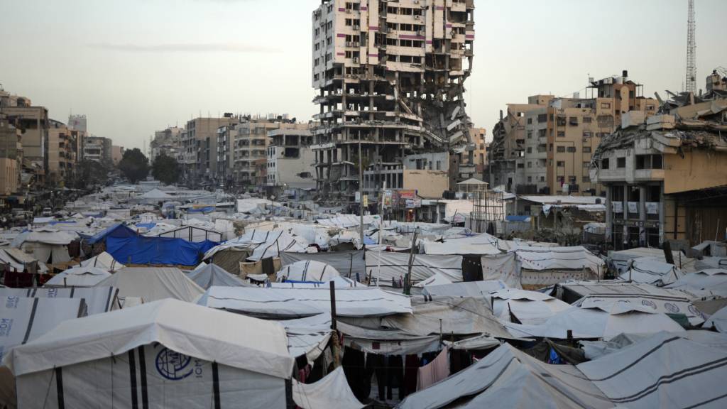 ARCHIV - Blick auf Zelte von Vertriebenen, die sich zwischen zerstörten Gebäuden im Zentrum von Gaza-Stadt stapeln und die Lebensbedingungen zeigen. Foto: Omar Ashtawy/APA Images via ZUMA Press Wire/dpa
