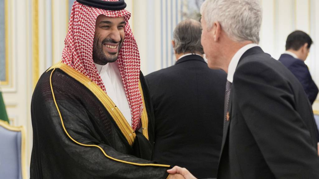 ARCHIV - Der saudische Kronprinz Mohammed bin Salman begrüßt Chris Wright, US-Energieminister, im Königspalast in Riad. Foto: Alex Brandon/AP/dpa