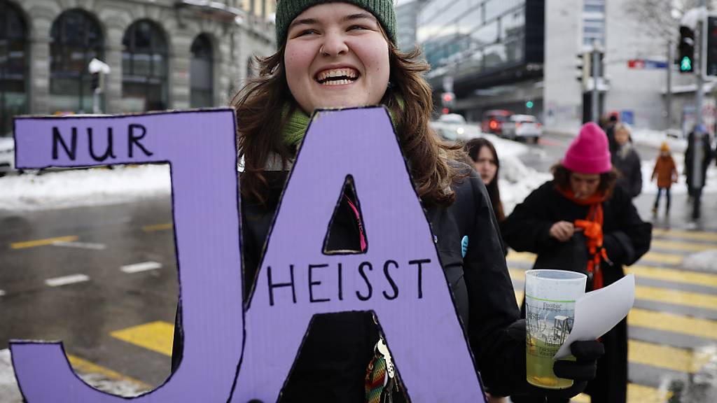 Eine Demonstrantin trägt ein «Nur Ja heisst Ja» Plakat an der nationalen Demonstration gegen Gewalt an Frauen vom Samstag in Bern.