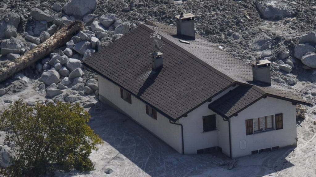 Bei einem der grössten Bergstürze in der Schweiz seit über 130 Jahren waren am Piz Cengalo bei Bondo GR vom 23. August 2017 acht Menschen auf einem Wanderweg ums Leben gekommen. Das Bergdorf entging knapp seiner Zerstörung. Seine rund 200 Bewohnerinnen und Bewohner wurden evakuiert. (Archivbild)
