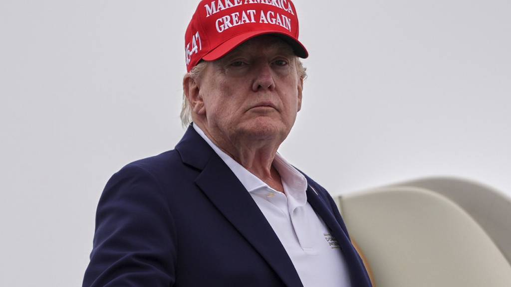 US-Präsident Donald Trump steigt auf dem Flughafen Morristown in die Air Force One ein. Foto: Julia Demaree Nikhinson/AP/dpa
