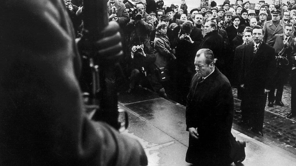 ARCHIV - ARCHIV - Bundeskanzler Willy Brandt kniet am vor dem Mahnmal im einstigen jüdischen Ghetto. Am 7. Dezember 1970 fiel der damalige deutsche Bundeskanzler am Denkmal für die Helden des jüdischen Ghettos in Warschau auf die Knie, um der Millionen Opfer der Hitler-Diktatur zu gedenken. Foto: ---/dpa