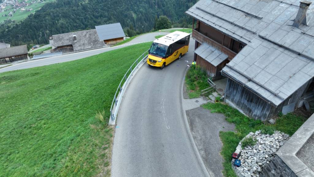 Bei einer Kollision zwischen einer Velofahrerin und einem Postauto verletzte sich die Velofahrerin schwer.
