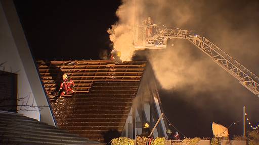 Marthalen (ZH): Brand in Einfamilienhaus verursacht mehrere hunderttausend Franken Sachschaden