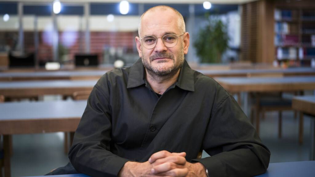Der Schweizer Autor Jonas Lüscher liest am ersten Abend des Luzerner Literaturfests «Lettera» aus seinem neusten Roman «Verzauberte Vorbestimmung». (Archivbild)