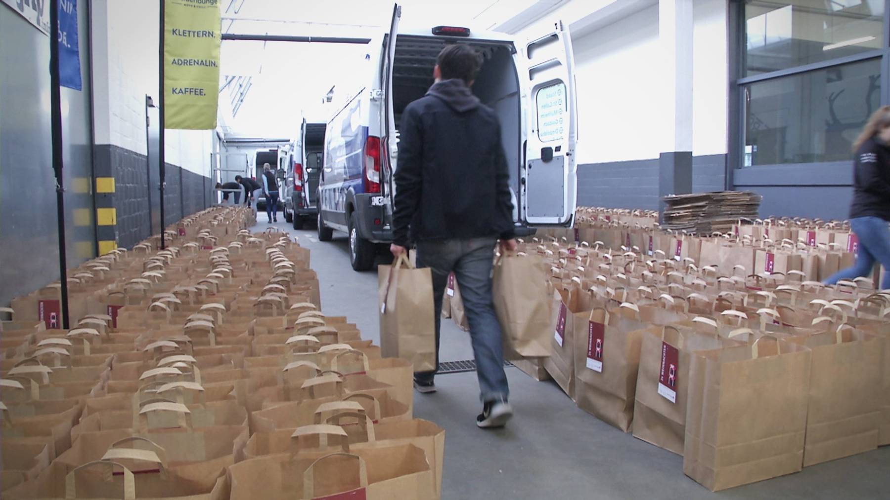 In der St.Galler Halle des roten Kreuzes wurden die Geschenktaschen für Hilfsbedürftige eingepackt.