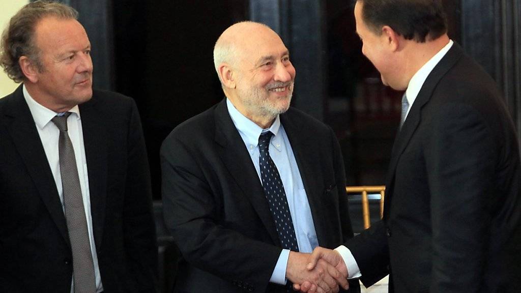 Der Schweizer Strafrechtsprofessor Mark Pieth (links) hilft zusammen mit Nobelpreisträger Joseph Stiglitz (Mitte) bei der Revision von Panamas Rechts- und Finanzwesens.