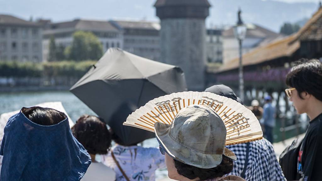 Der Touristenmassen an Hotspots wie der Luzerner Kapellbrücke werden nicht von allen als Segen betrachtet: Die Einwohner in beliebten Tourismus-Destinationen sehen das Wachstum der Besucherströme zunehmen kritisch, stellt das Institut BAK Economics fest. (Symbolbild)