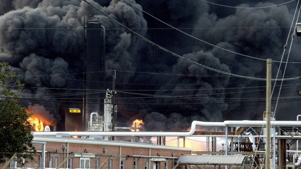 Zwei schwere Explosionen haben eine Chemiefabrik im US-Staat Texas erschüttert. (Foto: Kim Brent/The Beaumont Enterprise via AP)