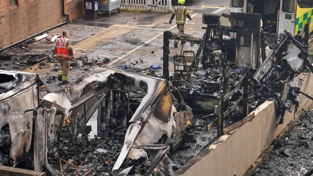 ARCHIV - Blick auf verbrannte Krankenwagen auf einem Parkplatz in Golders Green, nach einem Brandanschlag auf vier Fahrzeuge eines jüdischen Rettungsdienstes. Foto: Alberto Pezzali/AP/dpa/Archivbild