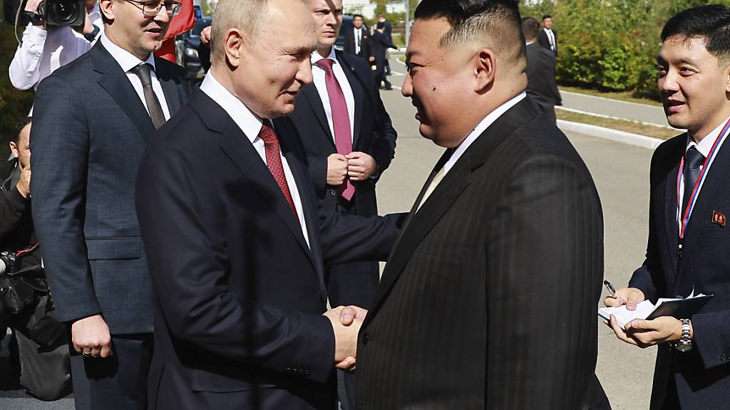 HANDOUT - Wladimir Putin (l.) und Kim Jong Un während eines Treffens auf dem Weltraumbahnhof Kosmodrom Wostotschny. Foto: Vladimir Smirnov/Sputnik Kremlin/AP/dpa - ACHTUNG: Nur zur redaktionellen Verwendung und nur mit vollständiger Nennung des vorstehenden Credits