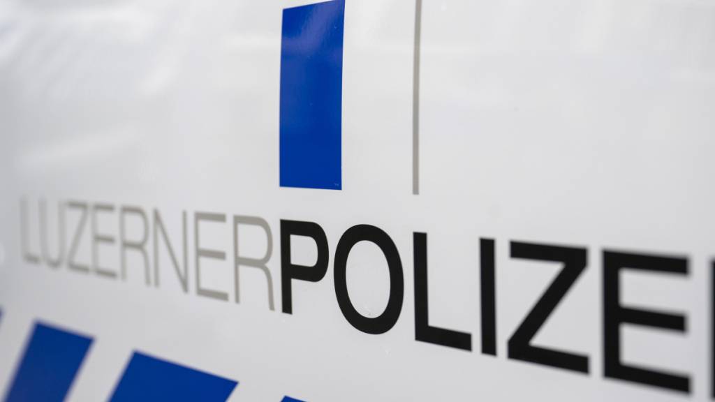 Auto überschlägt sich in Flühli LU über 30 Meter lange Schrägwand