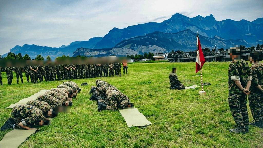 Schweizer Soldaten beten Richtung Mekka – SVP-Nationalrat sieht Ende der Armee