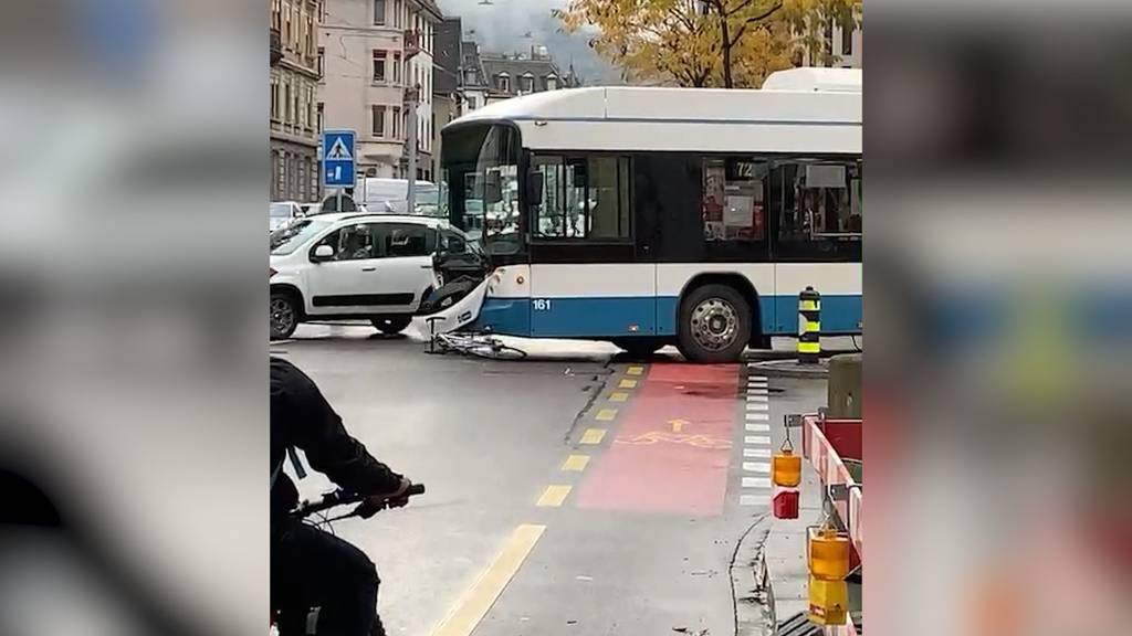 Zusammenstoss in Zürich: Velo bleibt unter Bus stecken