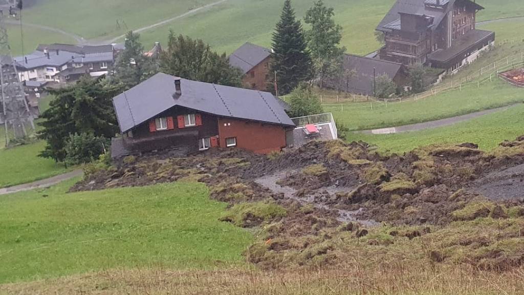 Der kleinere Erdrutsch hat in Braunwald GL ein Wohnhaus getroffen und beschädigt.