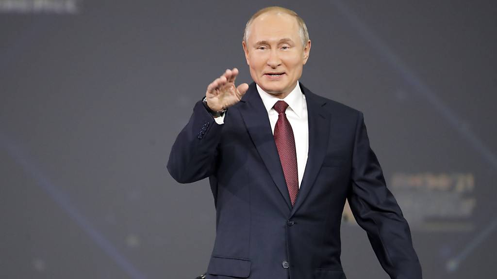 Russlands Präsident Wladimir Putin kommt zum St. Petersburger internationalen Wirtschaftsforum. Foto: Dmitri Lovetsky/AP Pool/dpa