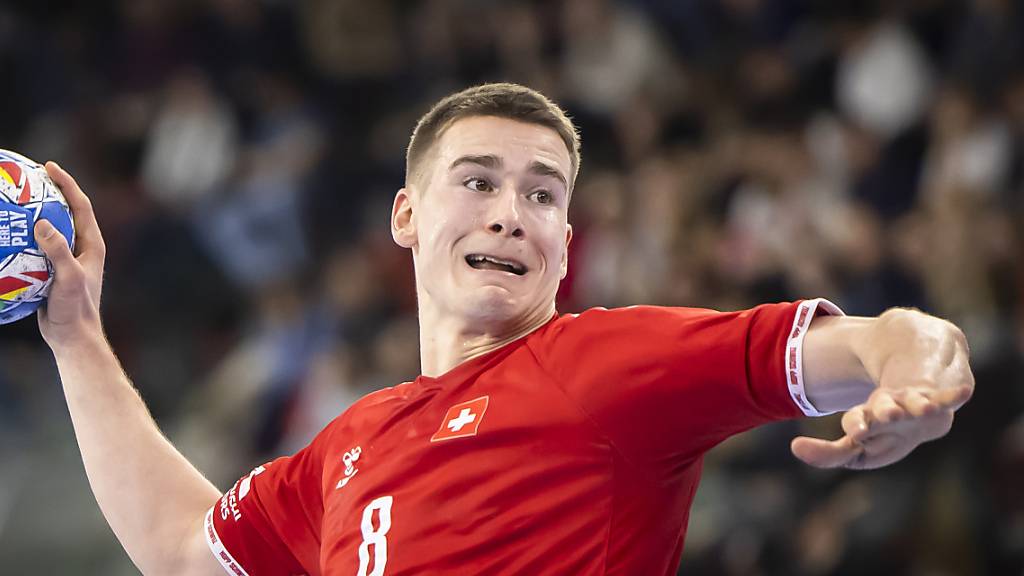 Der Schweizer Handballer Manuel Zehnder will hoch hinaus