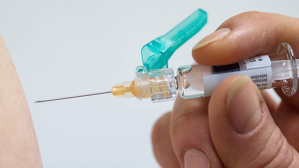 In der Schweiz würde sich gemäss einer Umfrage jede zweite Person impfen lassen, wenn es einen Impfstoff gegen das Corona-Virus gäbe. (Symbolbild)