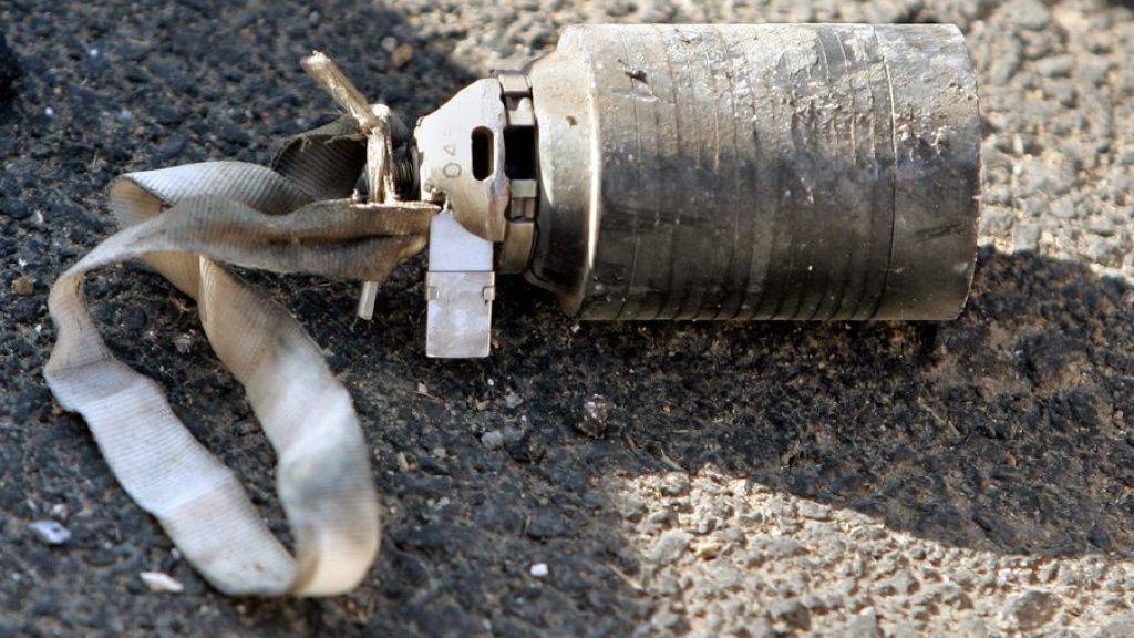Die Kanisterbomben geben eine Vielzahl solcher kleiner Bomben frei, die oft nicht explodieren und dadurch für die Zivilbevölkerung eine bleibende Gefahr darstellen. (Archivbild)