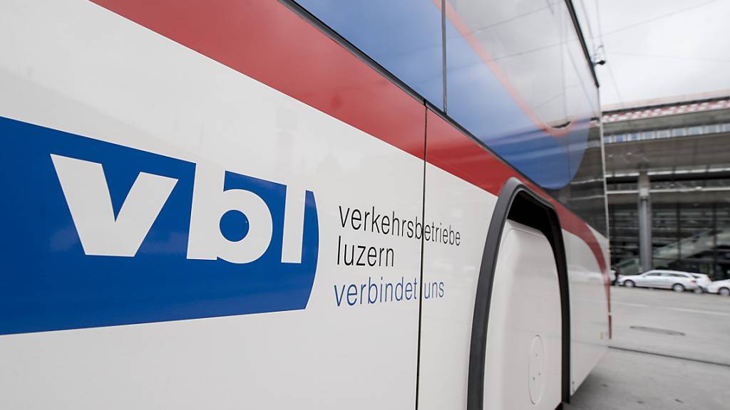 Ein VBL-Bus fährt vor dem Luzerner Bahnhof. (Archivbild)