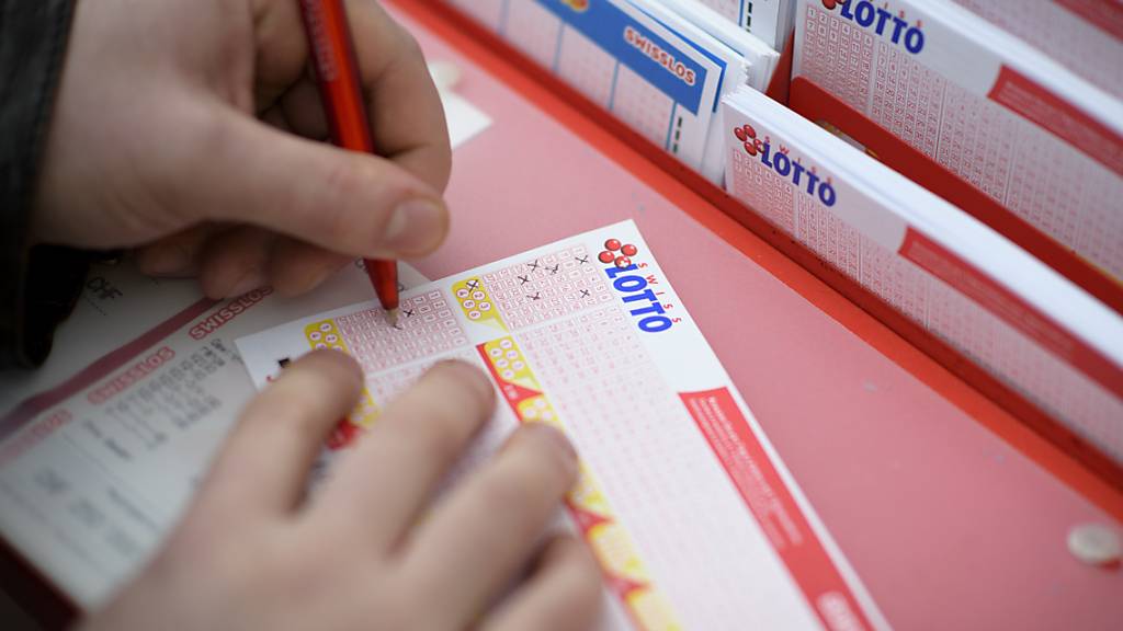 Ein Spieler versucht sein Glück beim Lotto. (Archivbild)