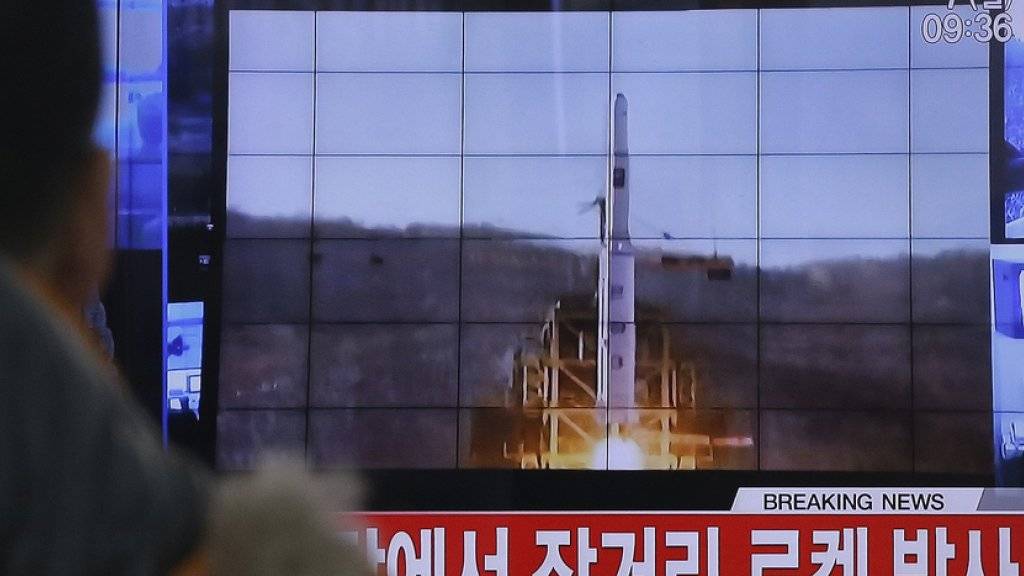 Ein Südkoreaner betrachtet im Fernsehen den nordkoreanischen Raketenstart.