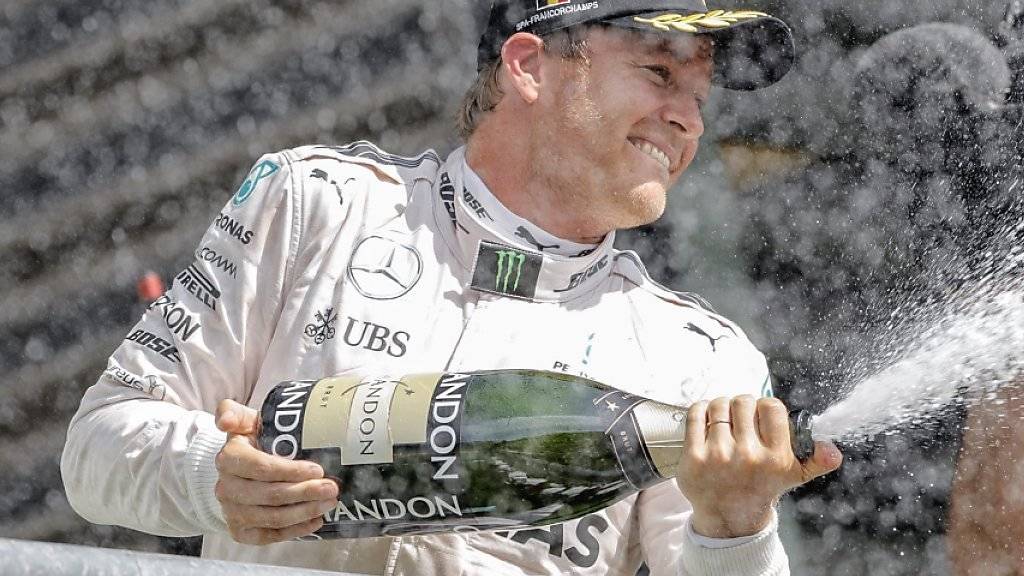Nico Rosberg feiert seinen Jubiläumssieg mit Champagner