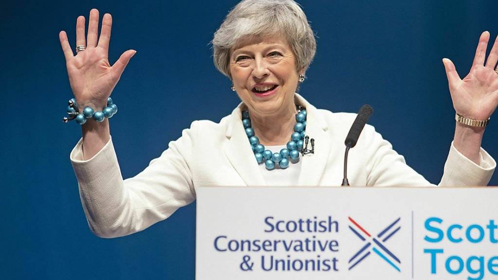 Nach der Ohrfeige bei den Kommunalwahlen in Grossbritannien: Premierministerin Theresa May will im Brexit-Streit auf die Opposition zugehen und plant einen Kompromissvorschlag. (Archivbild)