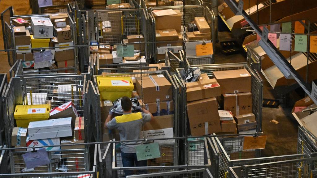 Die Zahl der Pakete mit gefälschten Produkten aus Asien ist in den letzten Jahren stark angestiegen. Nun will der Bundesrat Massnahmen ergreifen.