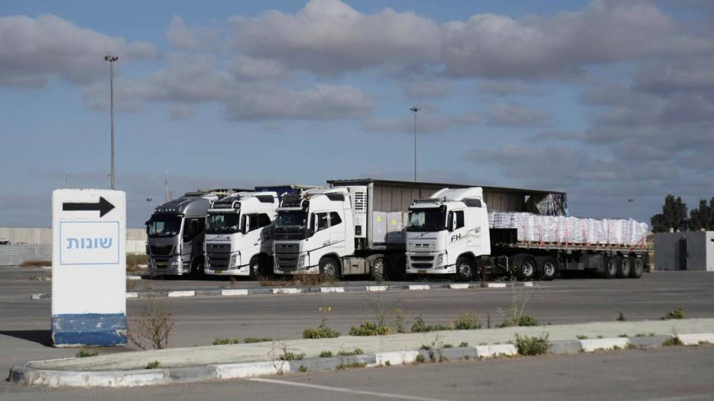Lastwagen mit humanitärer Hilfe für den Gazastreifen. Foto: Maya Alleruzzo/AP/dpa