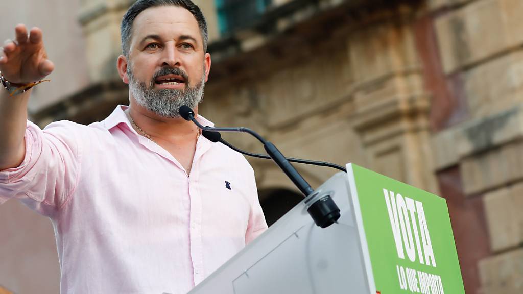ARCHIV - Santiago Abascal, Vorsitzender der rechten Partei Vox und Kandidat für das Amt des Regierungspräsidenten, nimmt an einer Wahlkampfveranstaltung in Murcia teil. Foto: Edu Botella/EUROPA PRESS/dpa