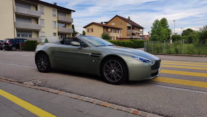 Betrüger kauft unter falschem Namen Aston Martin – bezahlt ihn aber nicht
