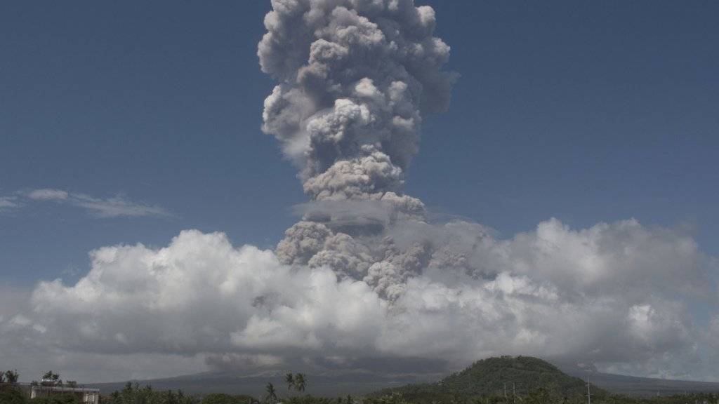 Der philippinische Vulkan Mayon hat am Montag eine riesige Aschewolke in den Himmel geschleudert.