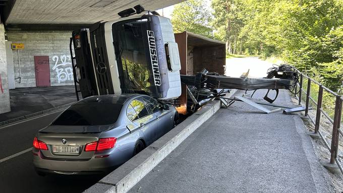 Kranlastwagen bleibt an Brücke hängen und zerquetscht BMW
