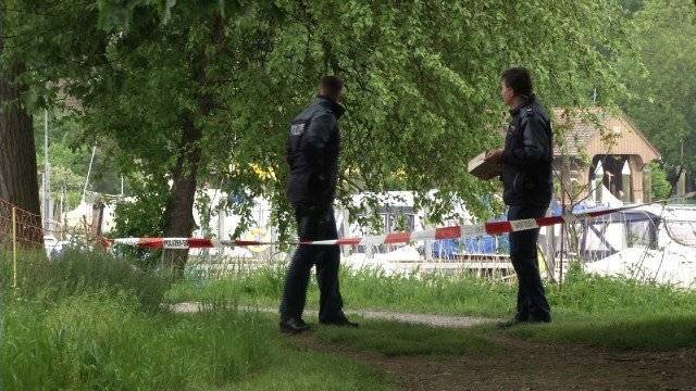 Die Polizei riegelt mit Absperrbändern den Uferbereich zwischen Hafen und Parkplatz bei der Seerheinbadi in Tägerwilen ab. (Archiv)