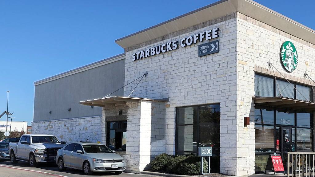 Die Kundschaft bestellt ihren Kaffee in den USA aus dem Auto heraus. In der Schweiz schweben dem Kaffeehauskonzern Starbucks ähnliche Filialen vor. (Archivbild)