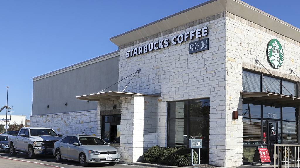 Die Kundschaft bestellt ihren Kaffee in den USA aus dem Auto heraus. In der Schweiz schweben dem Kaffeehauskonzern Starbucks ähnliche Filialen vor. (Archivbild)