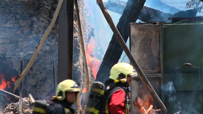 Schuppen bei Brand auf Bauernhof im Freiburgischen total zerstört