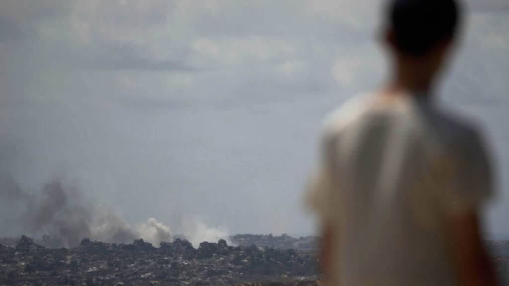 Rauch steigt nach einer Explosion im Gazastreifen auf. Foto: Leo Correa/AP/dpa