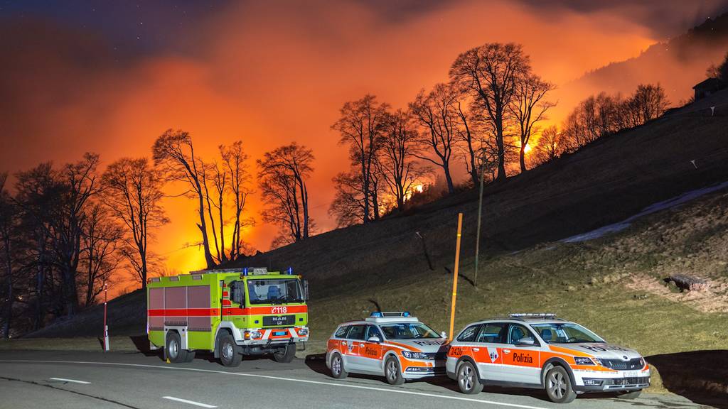 Dorf evakuiert und Zoll geschlossen: Waldbrand wütet im Tessin
