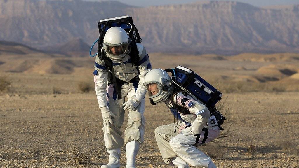 Astronaut Alon Shakar (links) und die Cello-Spielerin Jackie Fay aus Isreal testen in der Negev-Wüste das Mars-Leben.