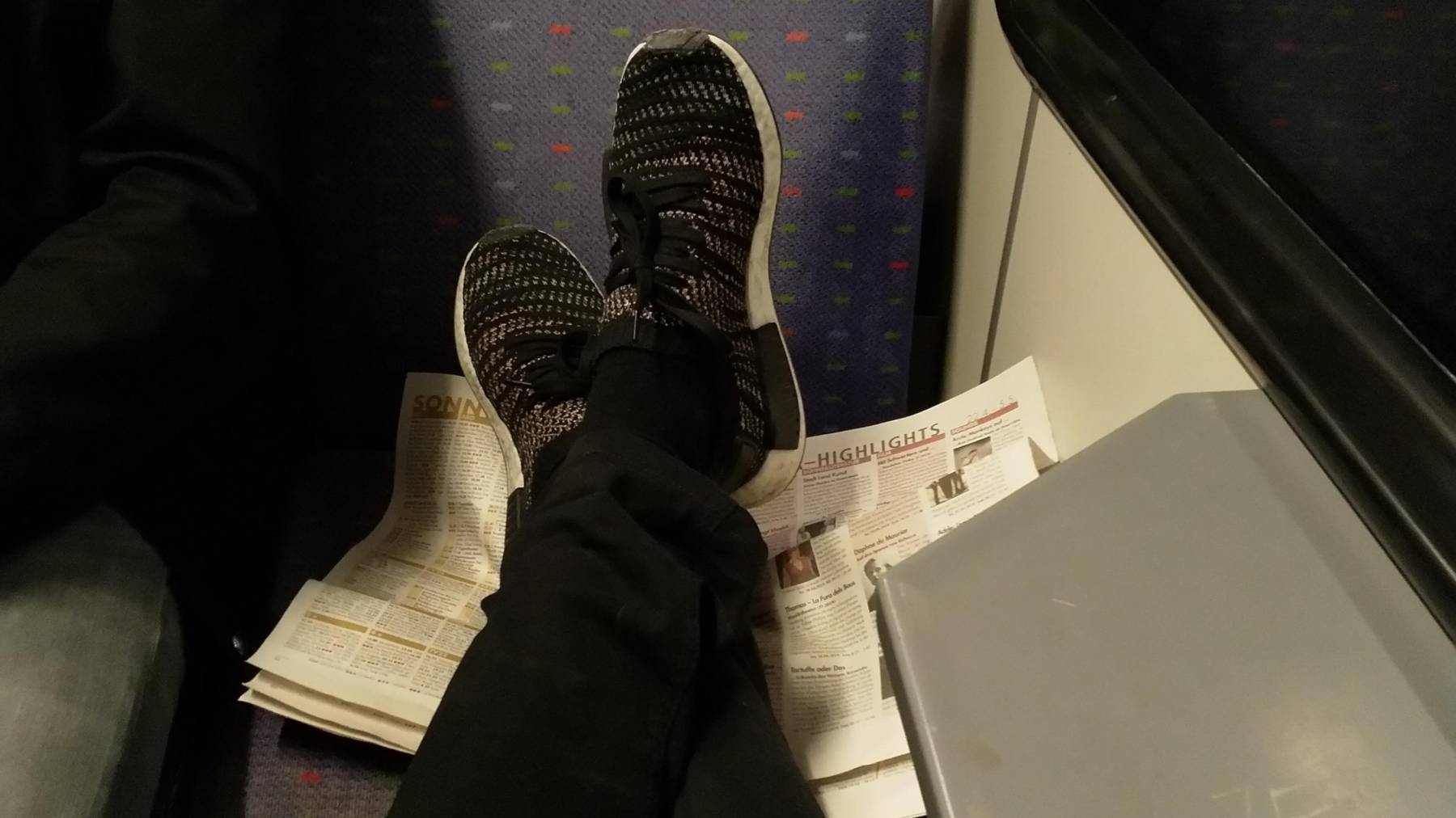 Schuhe auf Zeitung