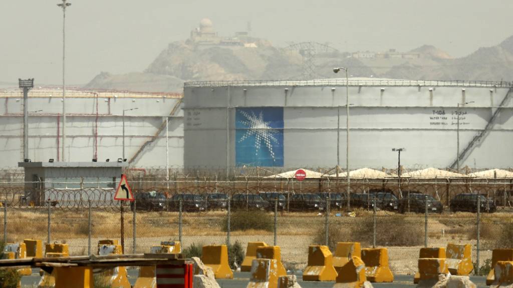ARCHIV - Lagertanks in der North Jiddah Bulk Plant, einer Ölanlage von Aramco.  Die Ölpreise haben sich am Dienstag kaum bewegt und so ihre zu Wochenbeginn erzielten Gewinne größtenteils behauptet. Foto: Amr Nabil/AP/dpa