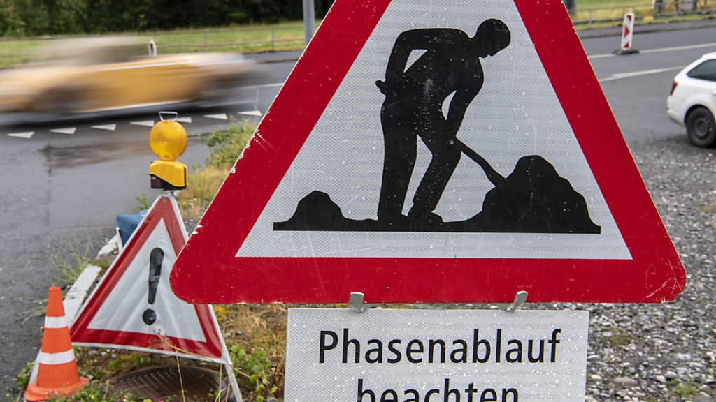 Der Kanton Schwyz will die Planung und Genehmigung von Strassenvorhaben neu organisieren. (Symbolbild)