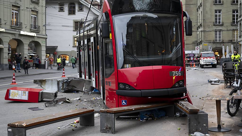 Das entgleiste Tram riss einen Ticketautomaten und Bänke um. (Archivbild)