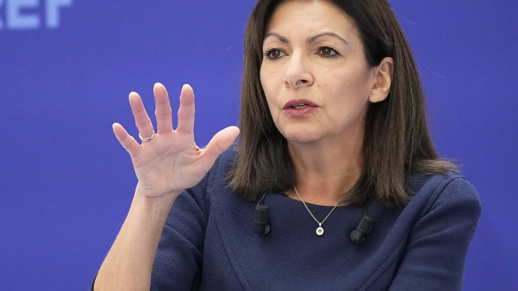 Die Pariser Bürgermeisterin  Anne Hidalgo in der Seine schwimmen. Seit über 100 Jahren ist das Schwimmen in der Seine in Paris verboten. (Archivbild)