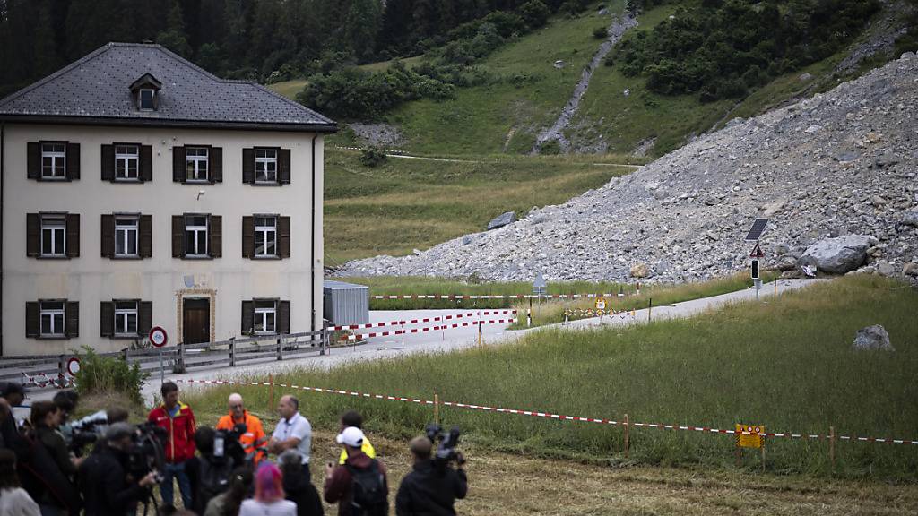 Blick auf den 15 Meter hohen Schuttkegel nahe am Dorfrand von Brienz. Am Mittwoch gaben die Behörden bei einer Begehung mit Medienschaffenden vor Ort Auskunft. Derzeit darf die Bevölkerung jeweils nur tagsüber für einige Stunden ins Dorf.