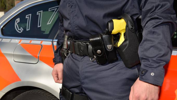 Mann greift in Greppen Polizei mit Messer an