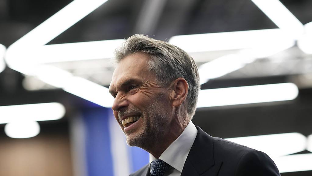 Dick Schoof, Ministerpräsident der Niederlande, trifft während eines EU-Gipfels in der Puskas-Aren zu einem Gespräch mit Journalisten ein. Foto: Petr David Josek/AP/dpa