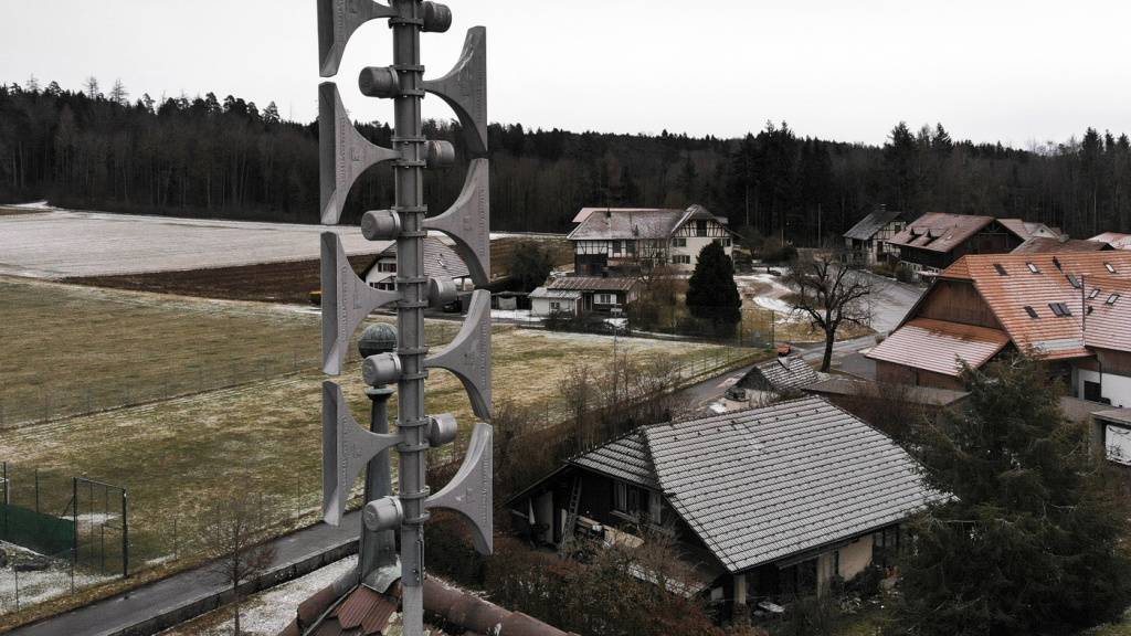 Das Bundesamt für Bevölkerungsschutz will die Alarmierung der Bevölkerung auf weitere Kanäle ausdehnen: Sirene in Mühleberg BE. (Archivbild)